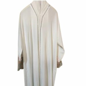 Abaya blanche en soie avec broderies argentées et manches décorées